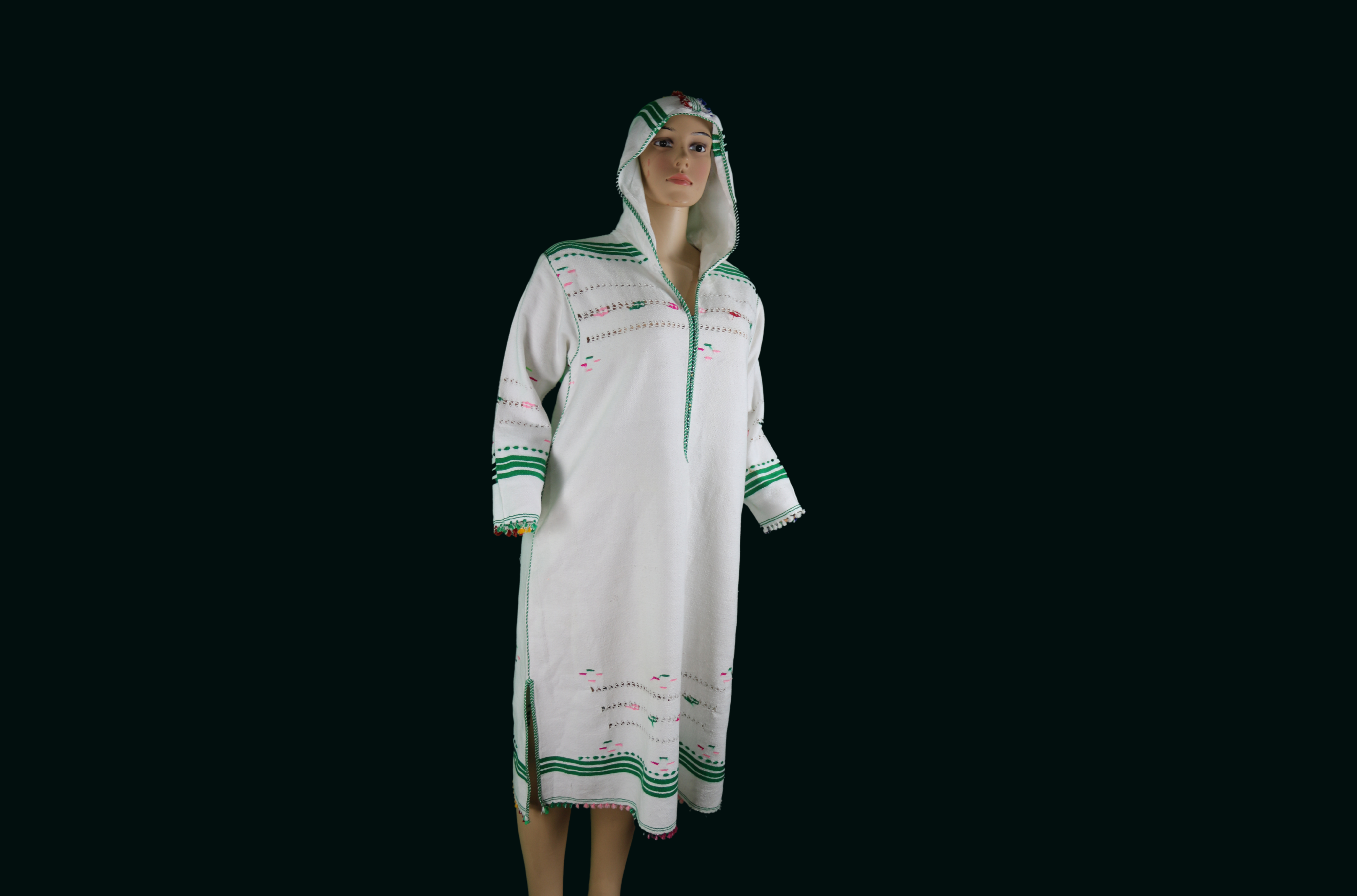 Gandoura blanche à capuche avec broderies vertes