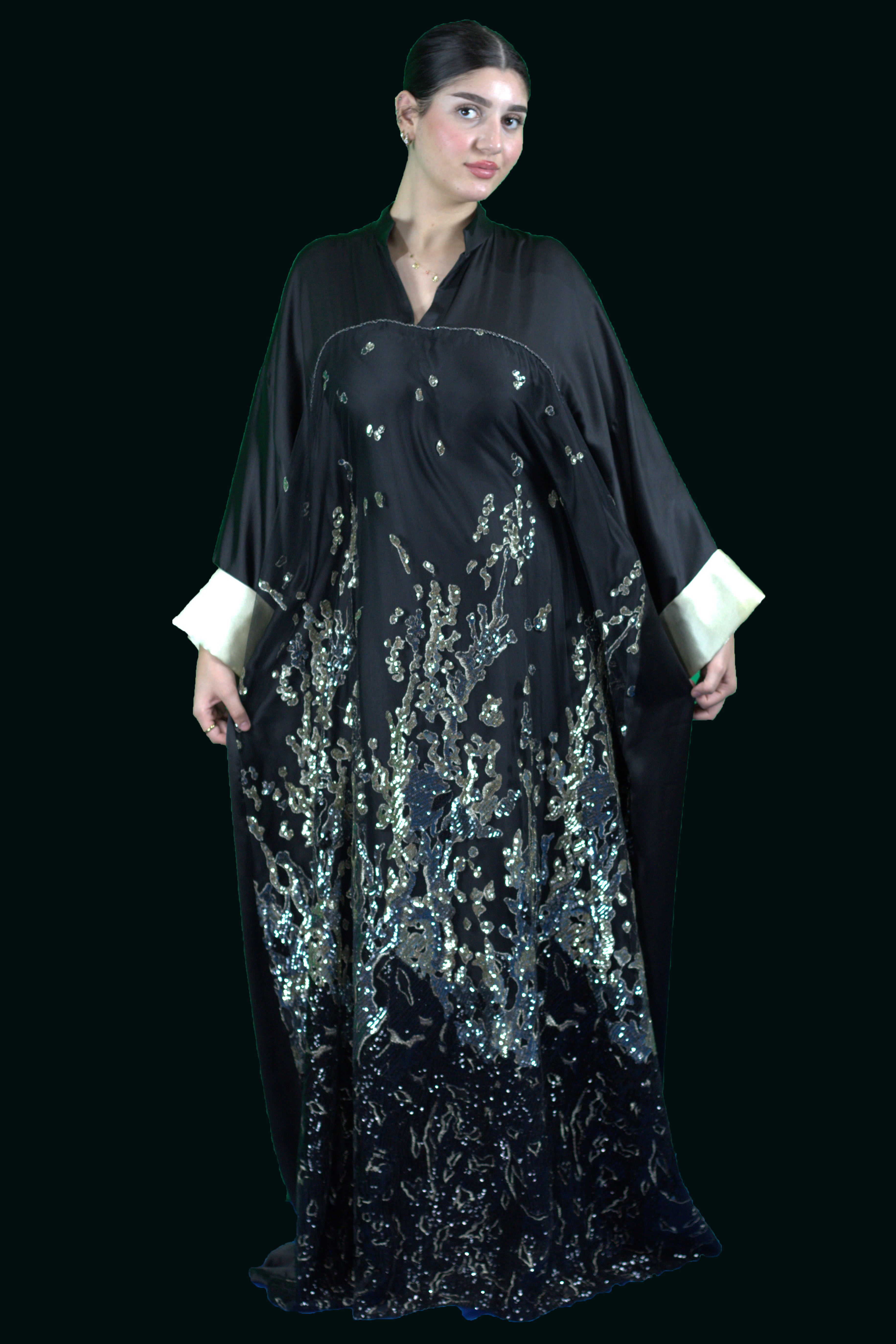 Abaya noire brodée – Élégance orientale scintillante