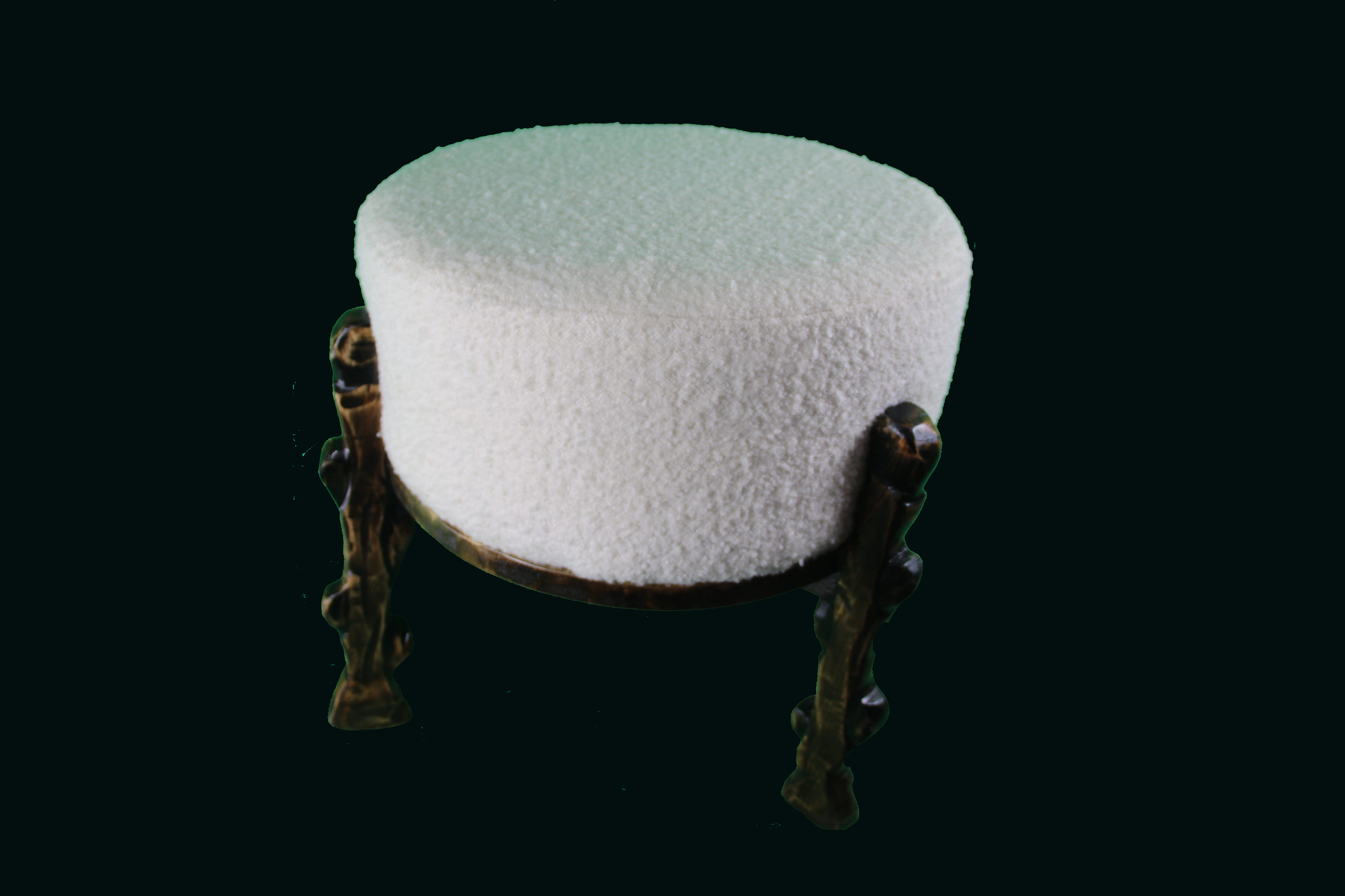 Tabouret arrondi à trois pieds – Finition brute