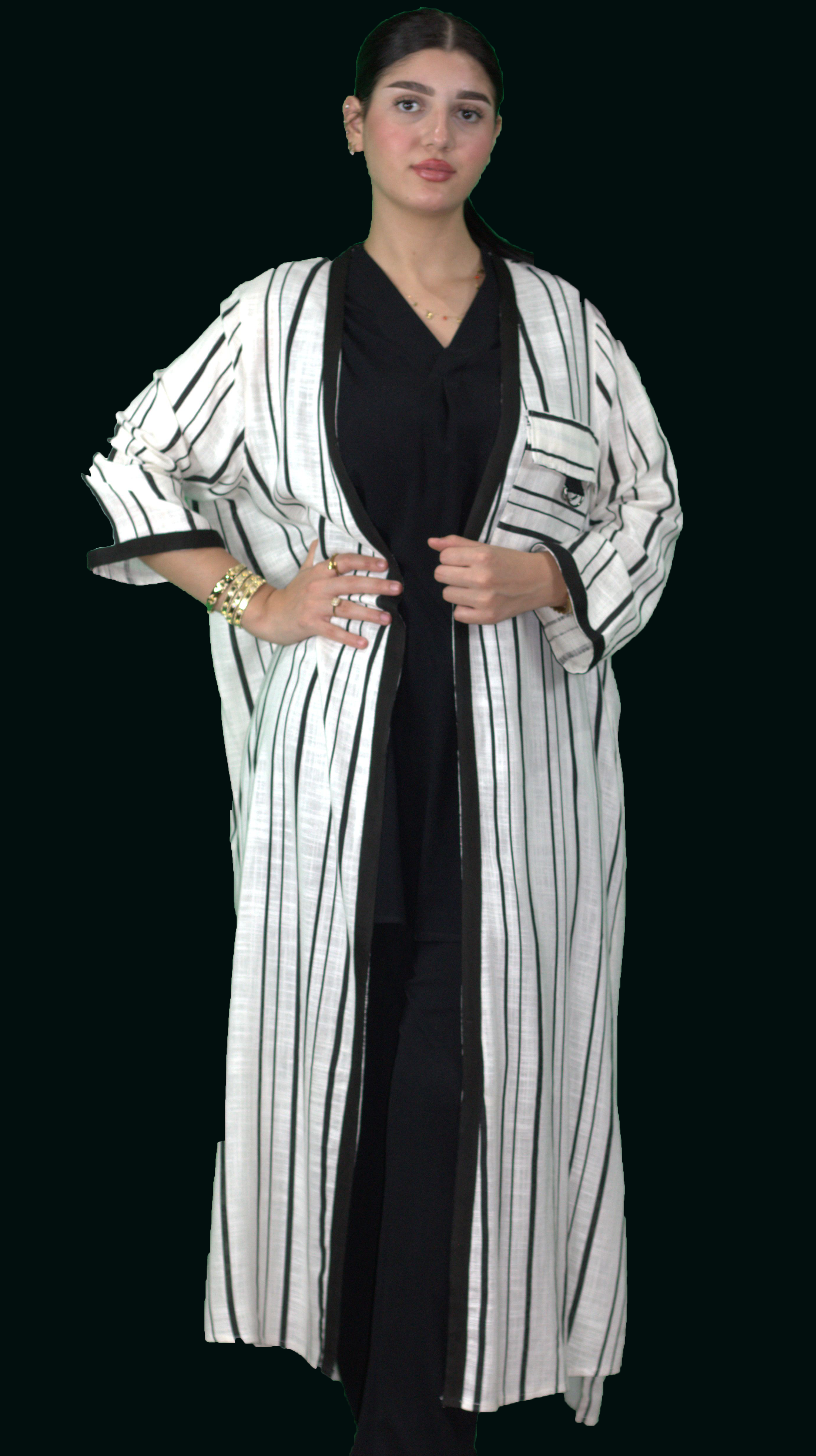 Kimono rayé noir et blanc – Style moderne et audacieux