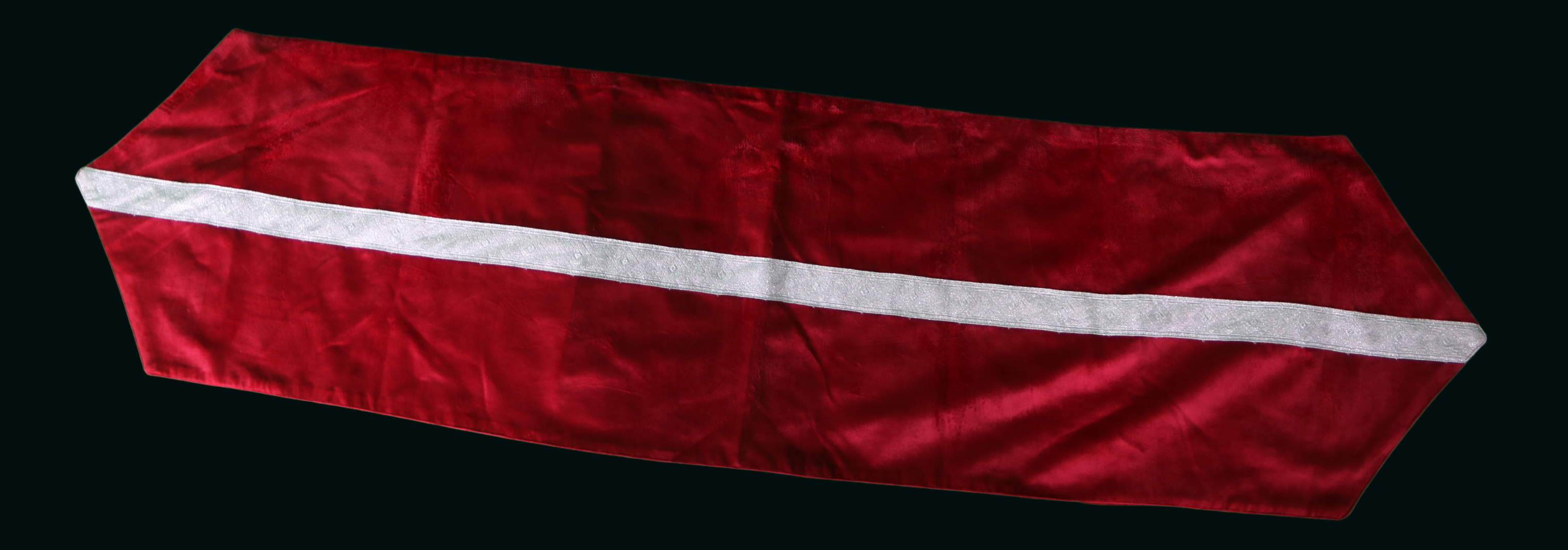 Chemin de table en velours rouge avec bande argentée