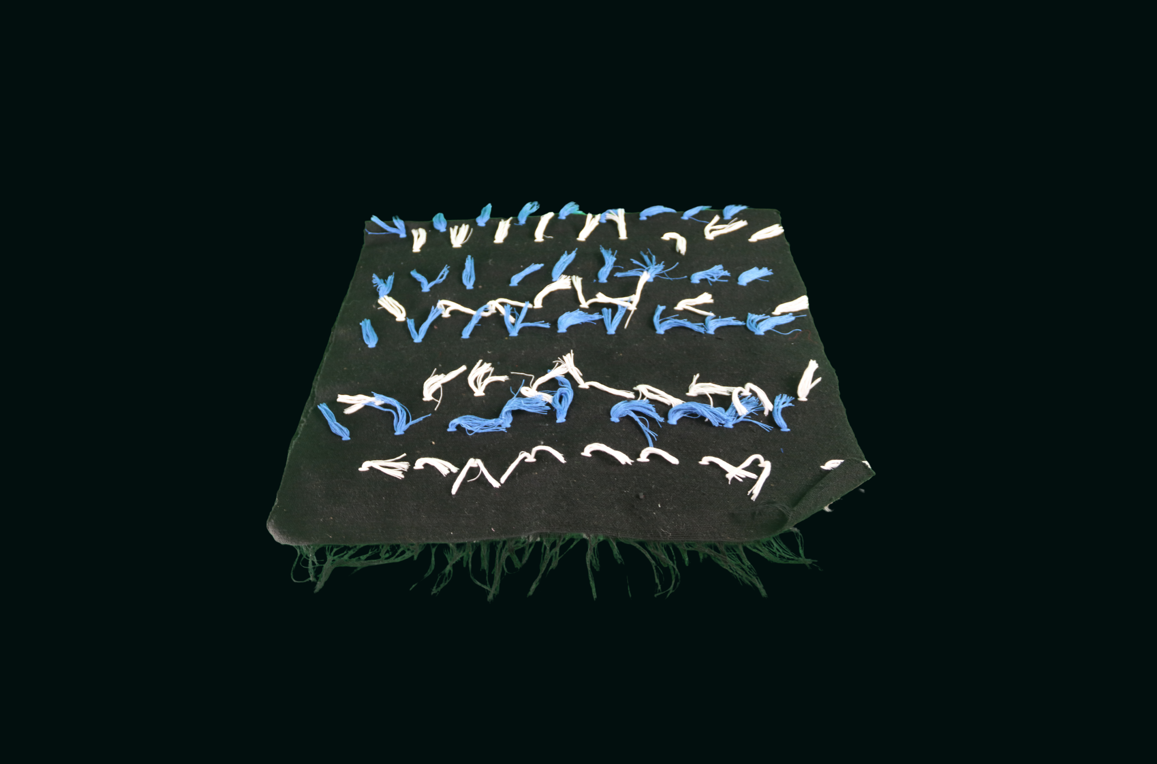 Foulard noir à motifs noués – Touche contemporaine