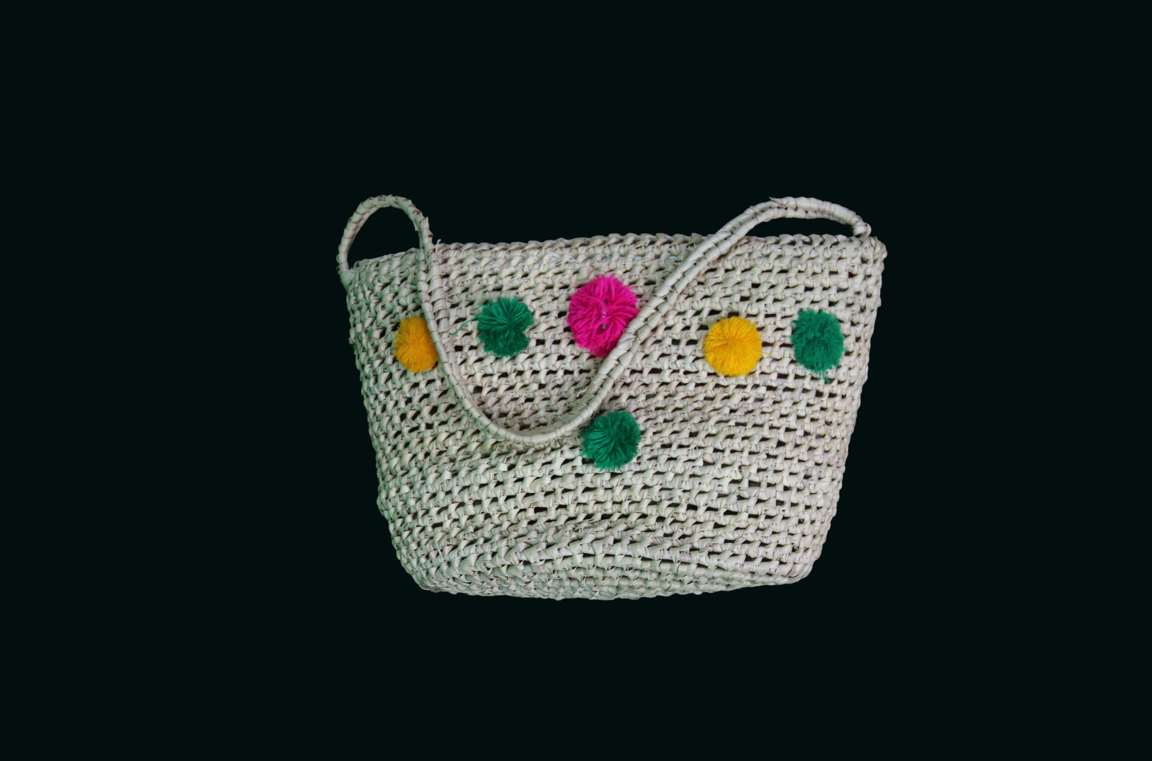 سلة من الخوص مع شرابات