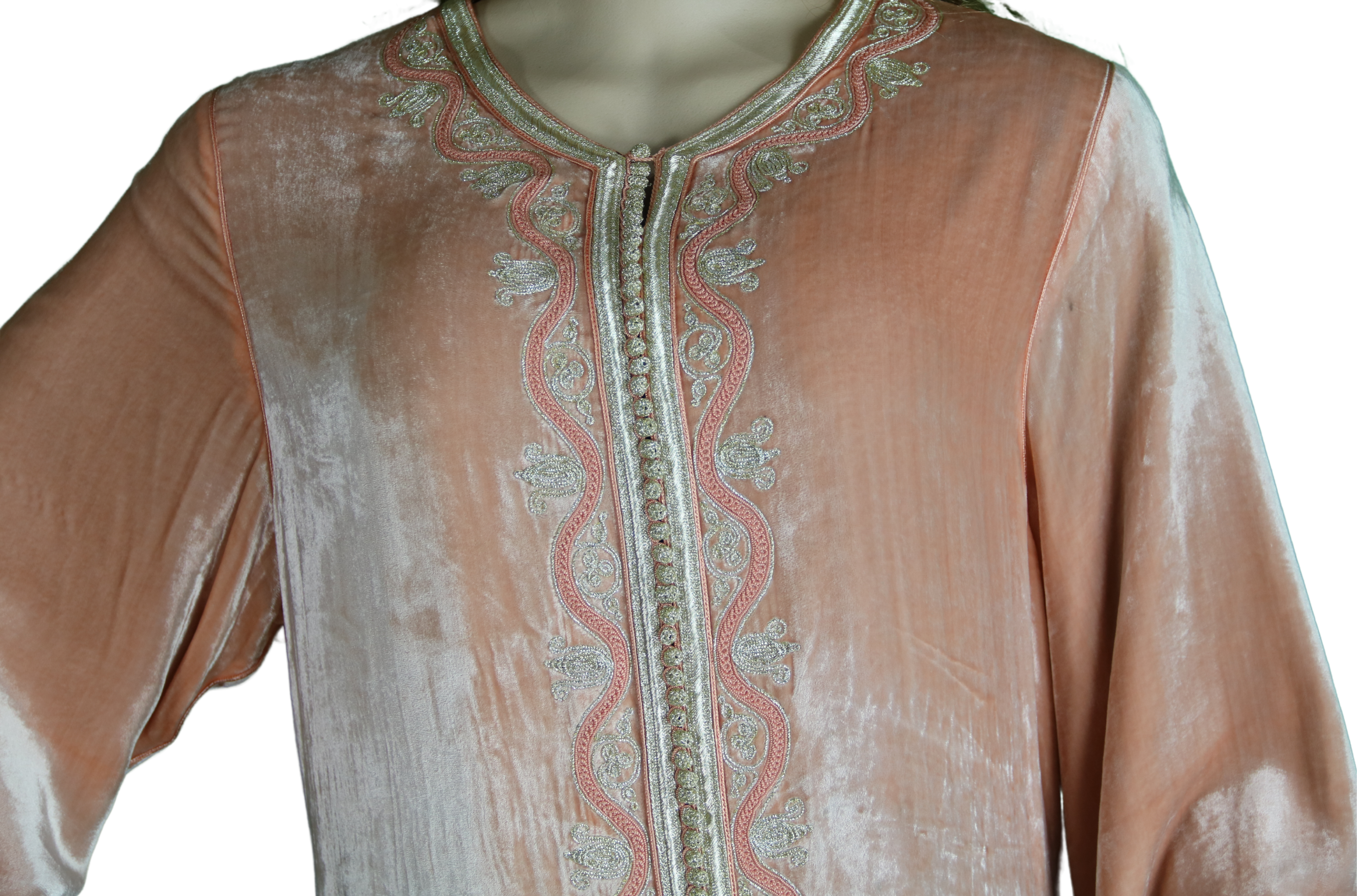 Caftan en velours pêche brodé doré