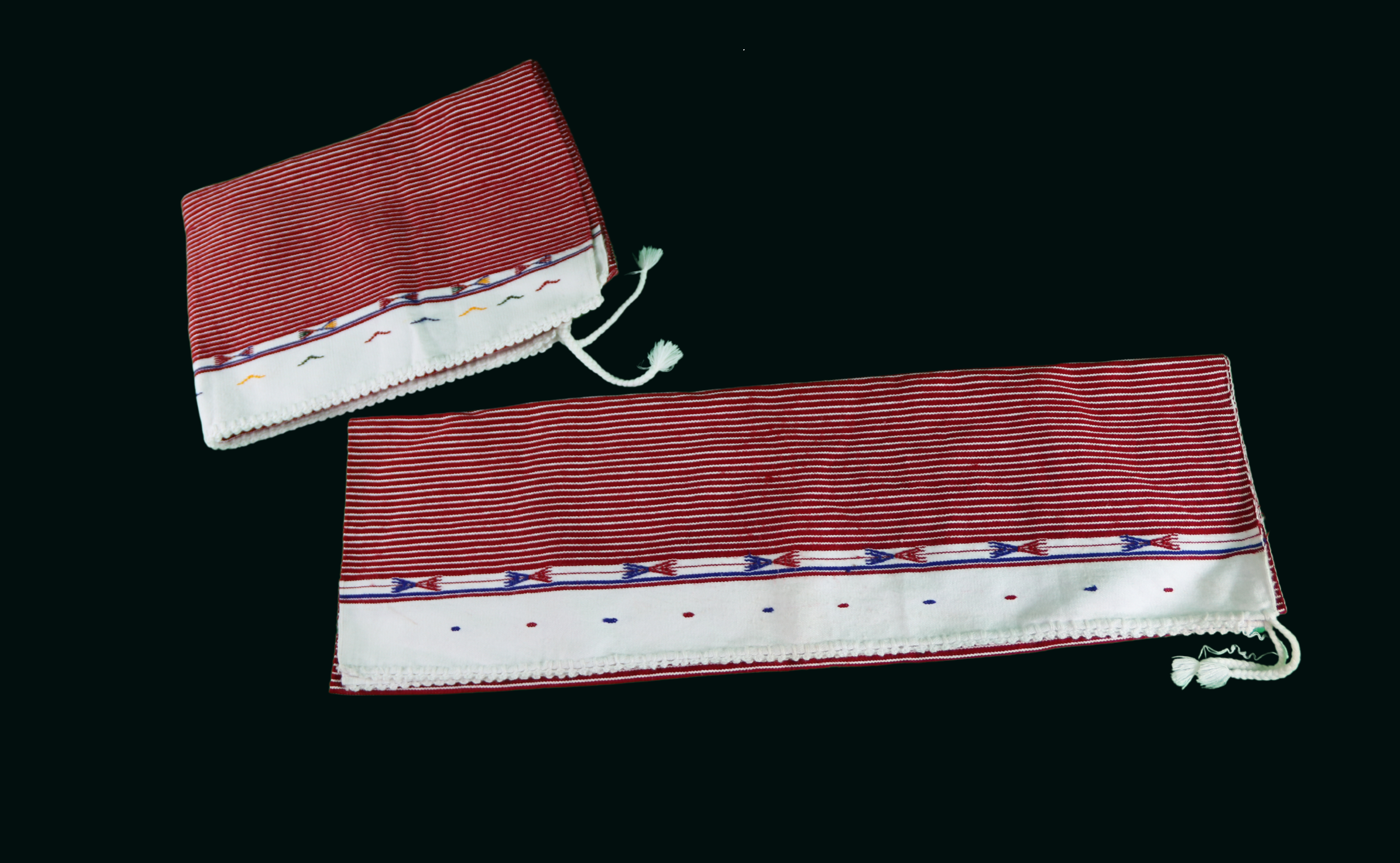 Ensemble Mendil Rouge à Fines Rayures avec Bordures Brodées