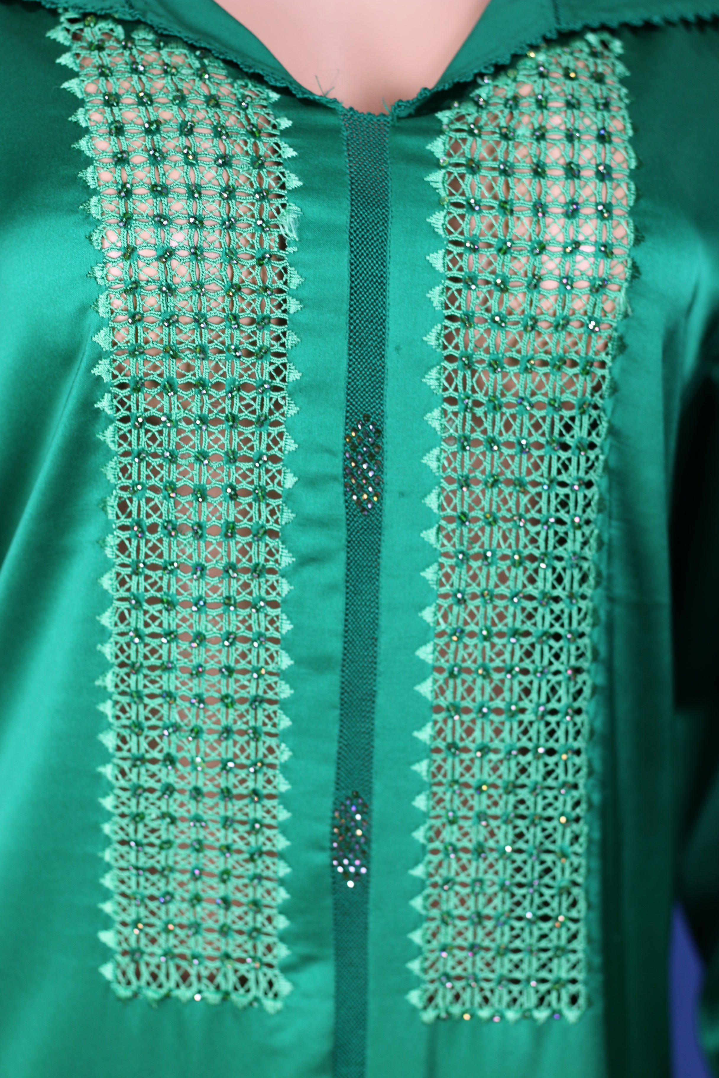 Djellaba satinée verte à broderies scintillantes