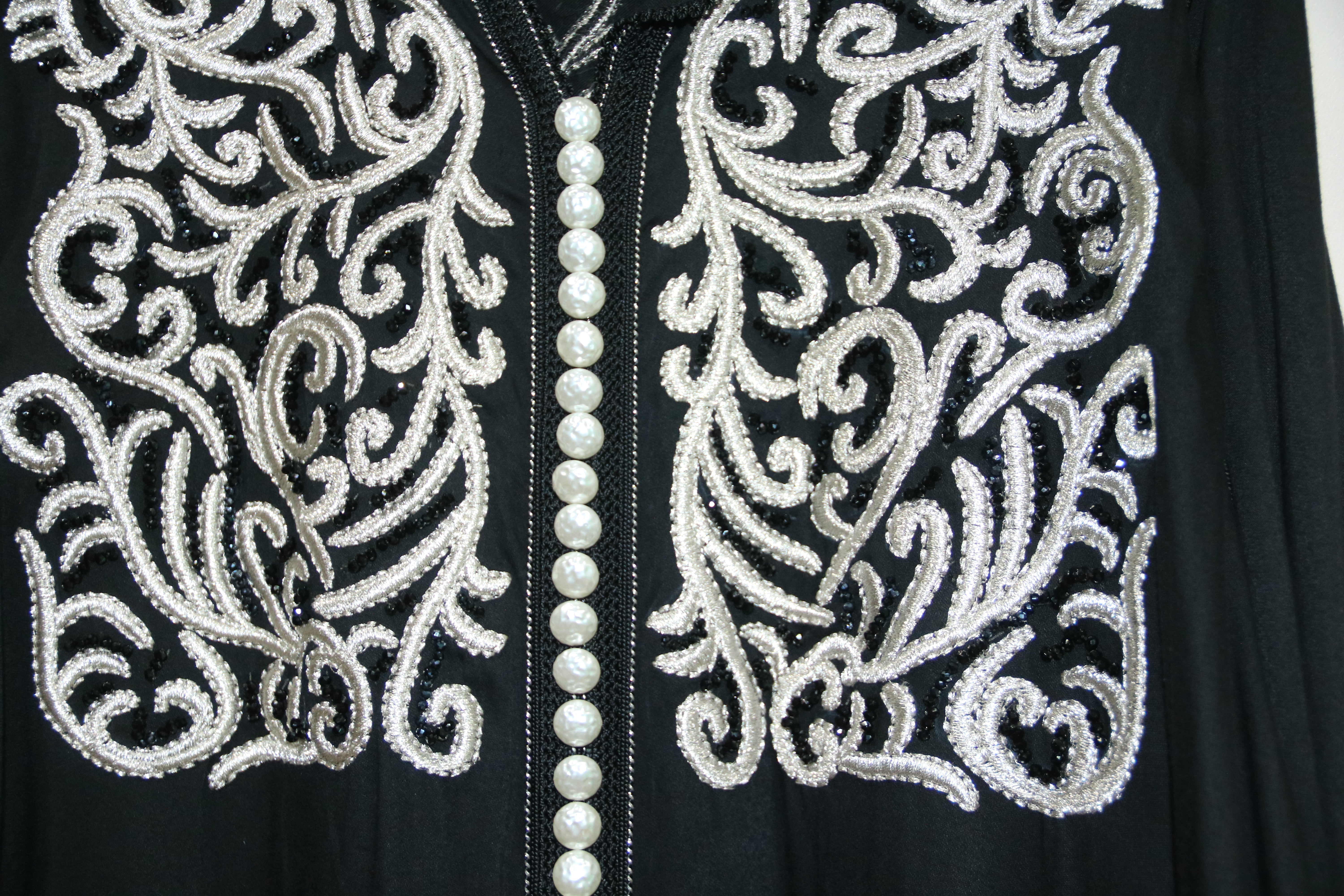 Djellaba noire à perles et broderies blanches