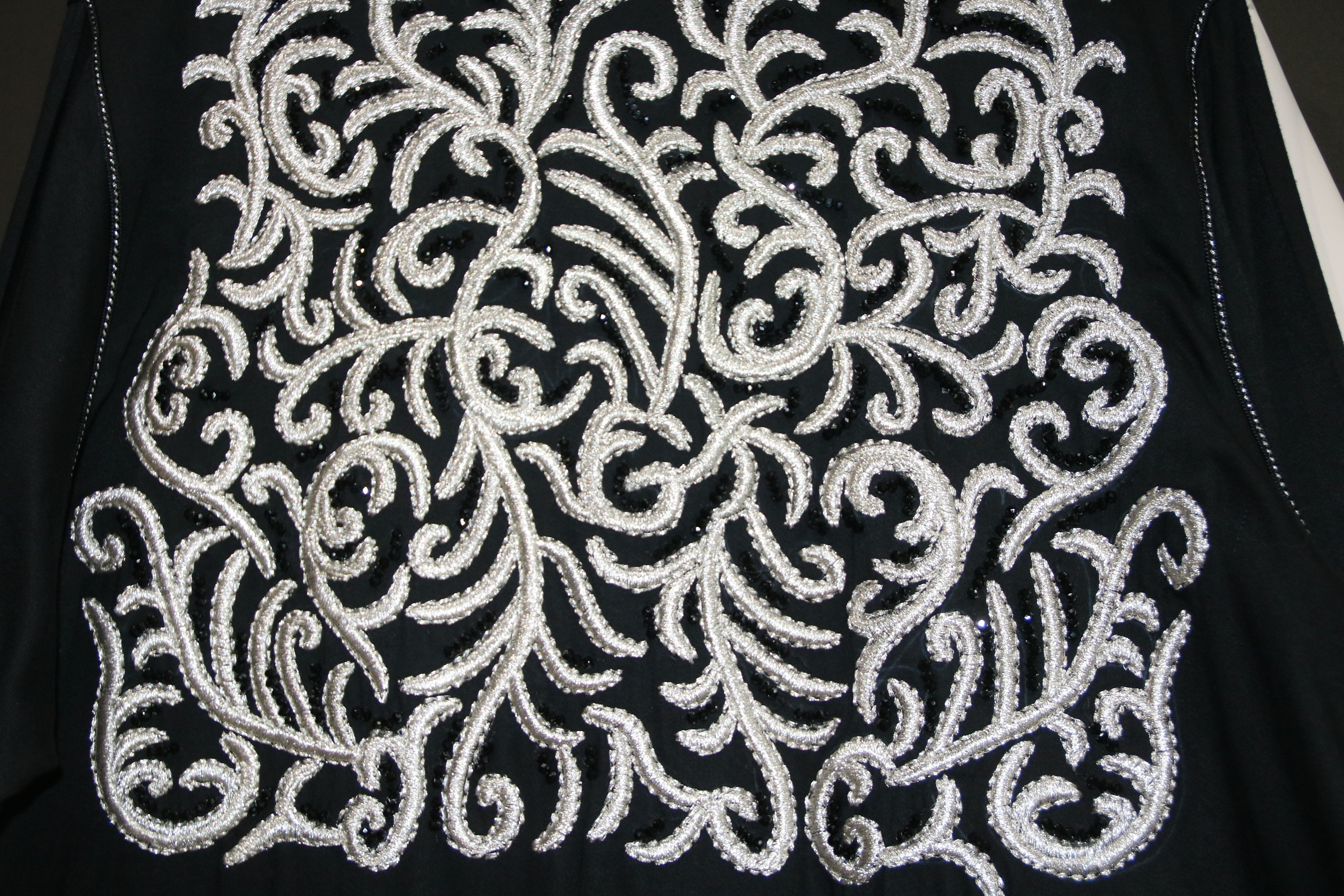 Djellaba noire à perles et broderies blanches