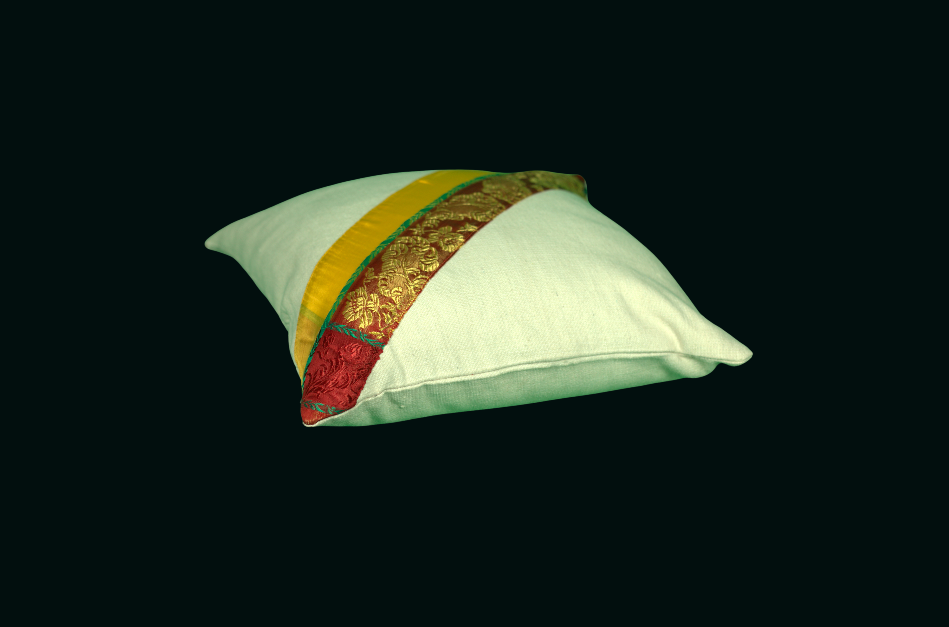 Coussin Décoratif en Coton Blanc et Bande Ornée