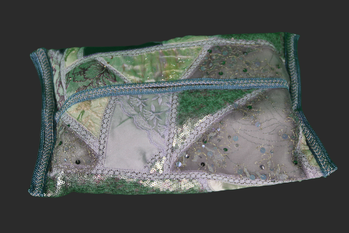 Coussin artisanal en patchwork de soie