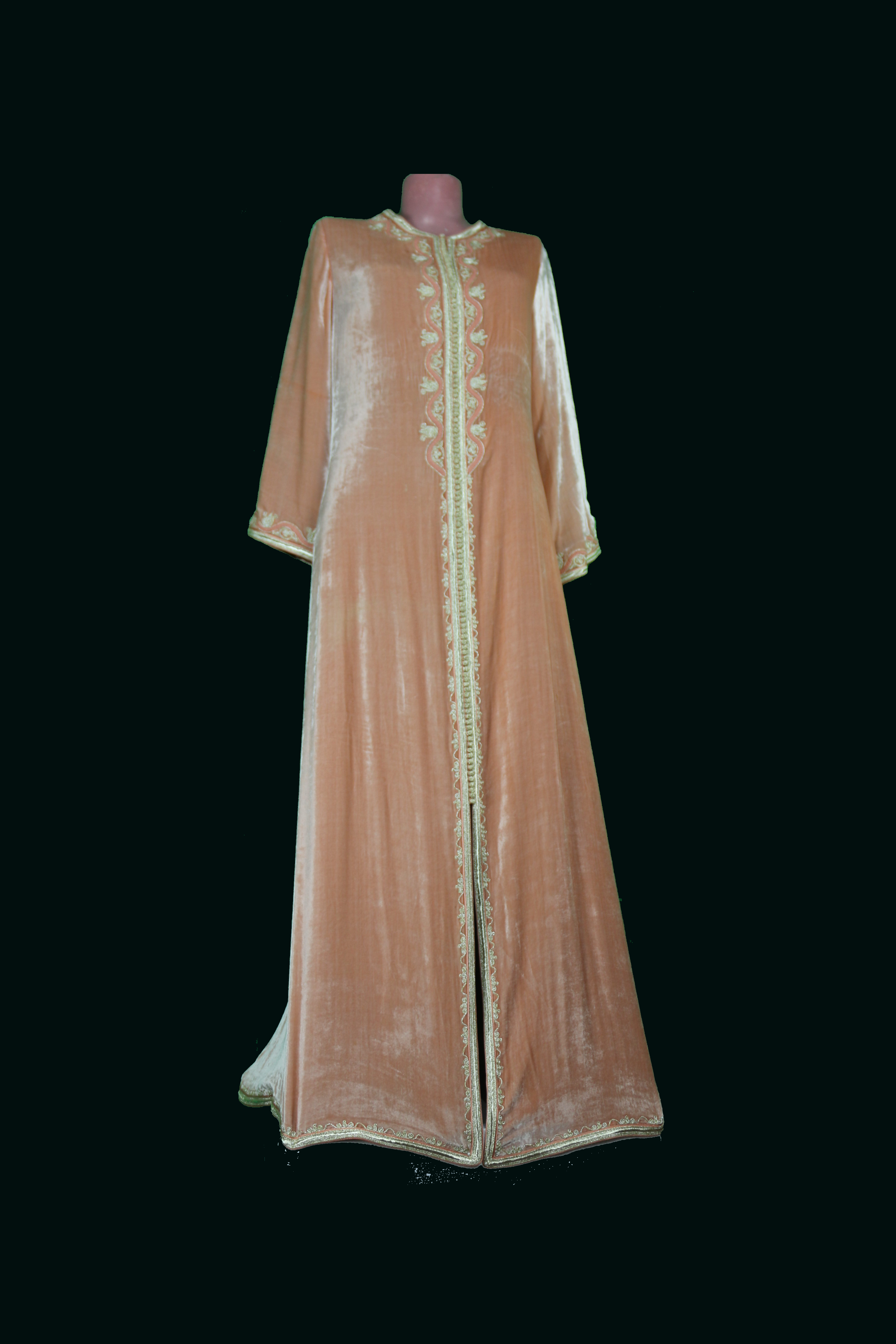 Caftan en velours pêche brodé doré