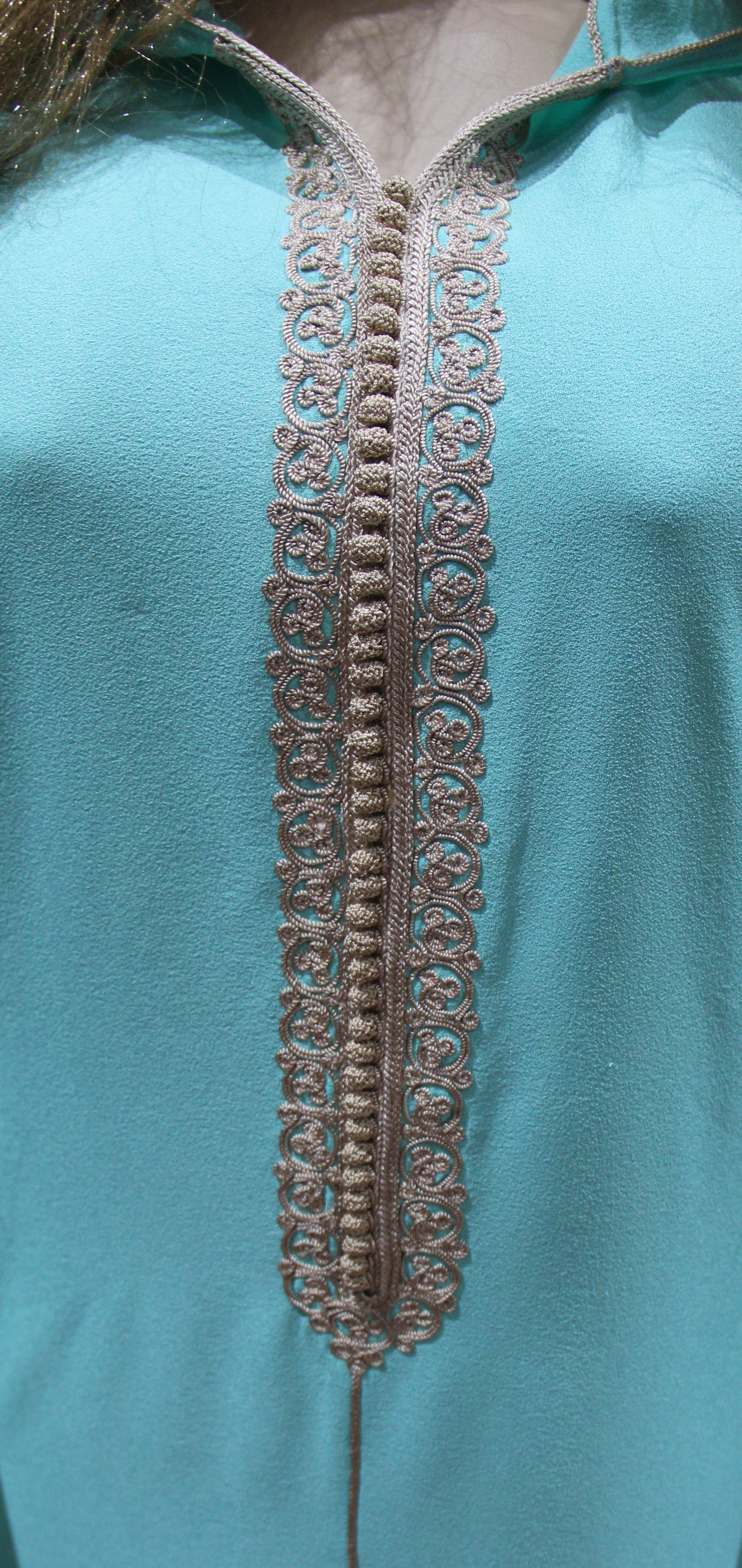 Djellaba turquoise avec broderie rose pâle