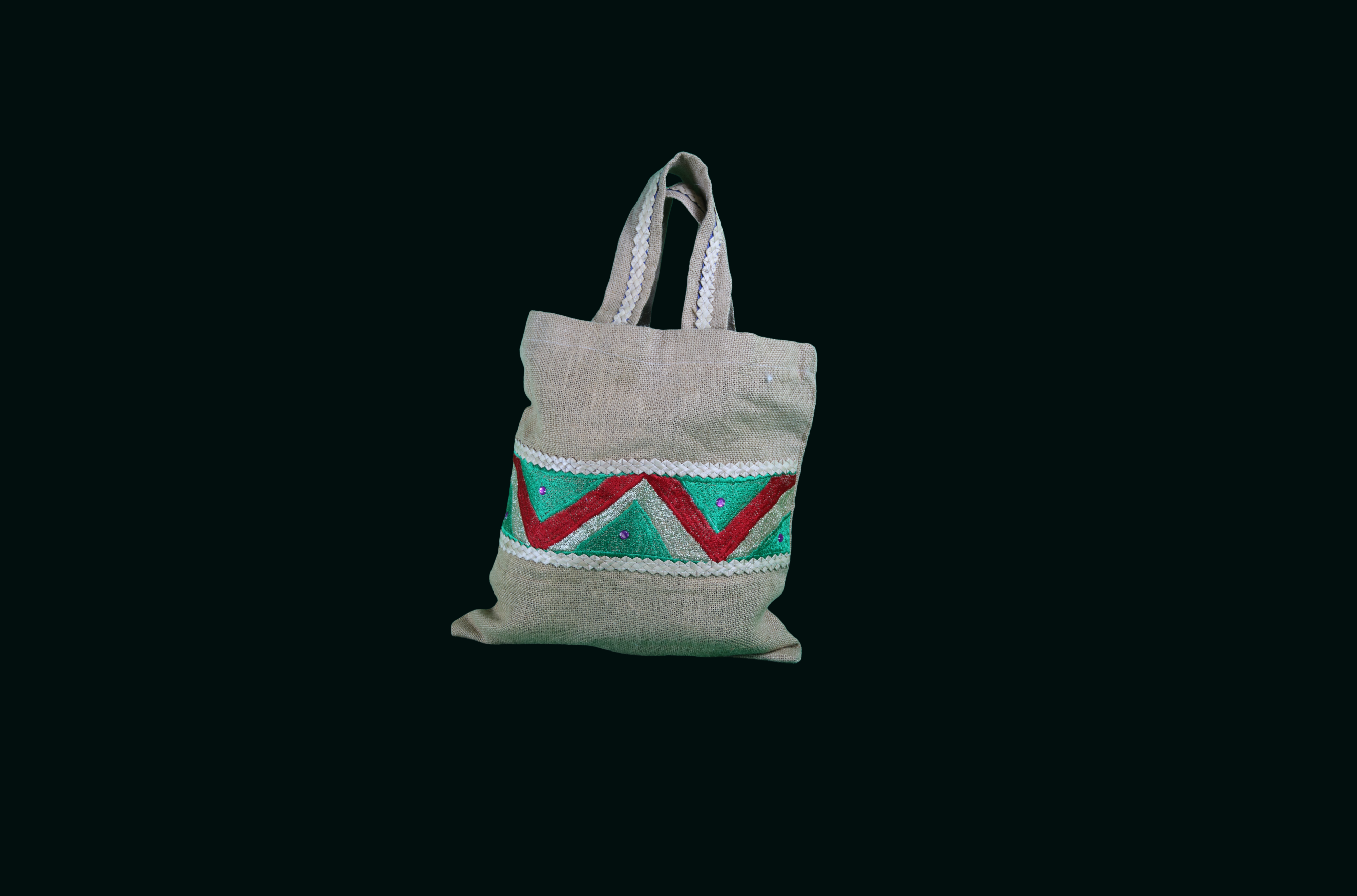 Tote bag en jute brodé – Inspiration berbère