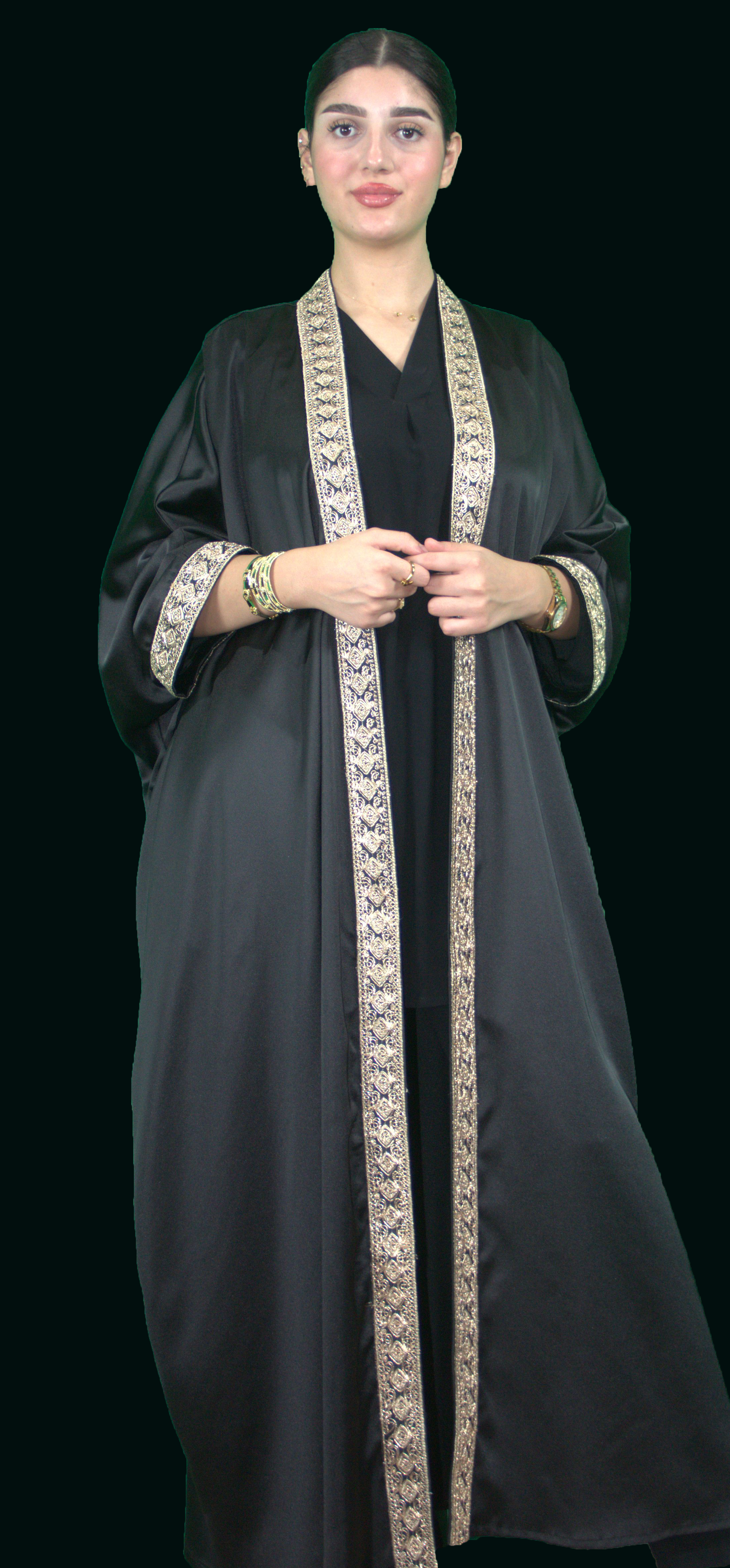 Abaya noire classique à galon doré – Sobriété et prestige