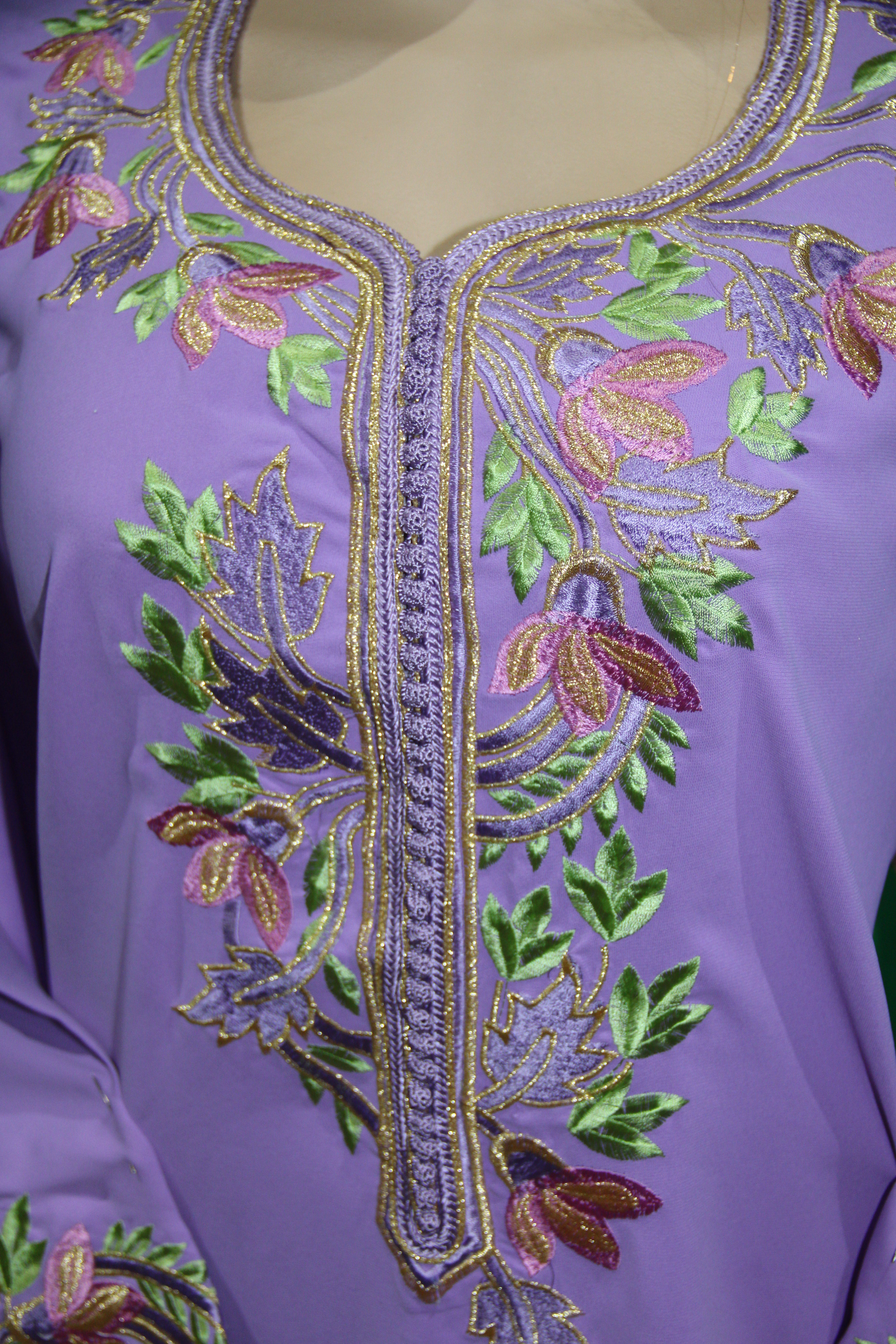 Djellaba violette brodée à fleurs multicolores
