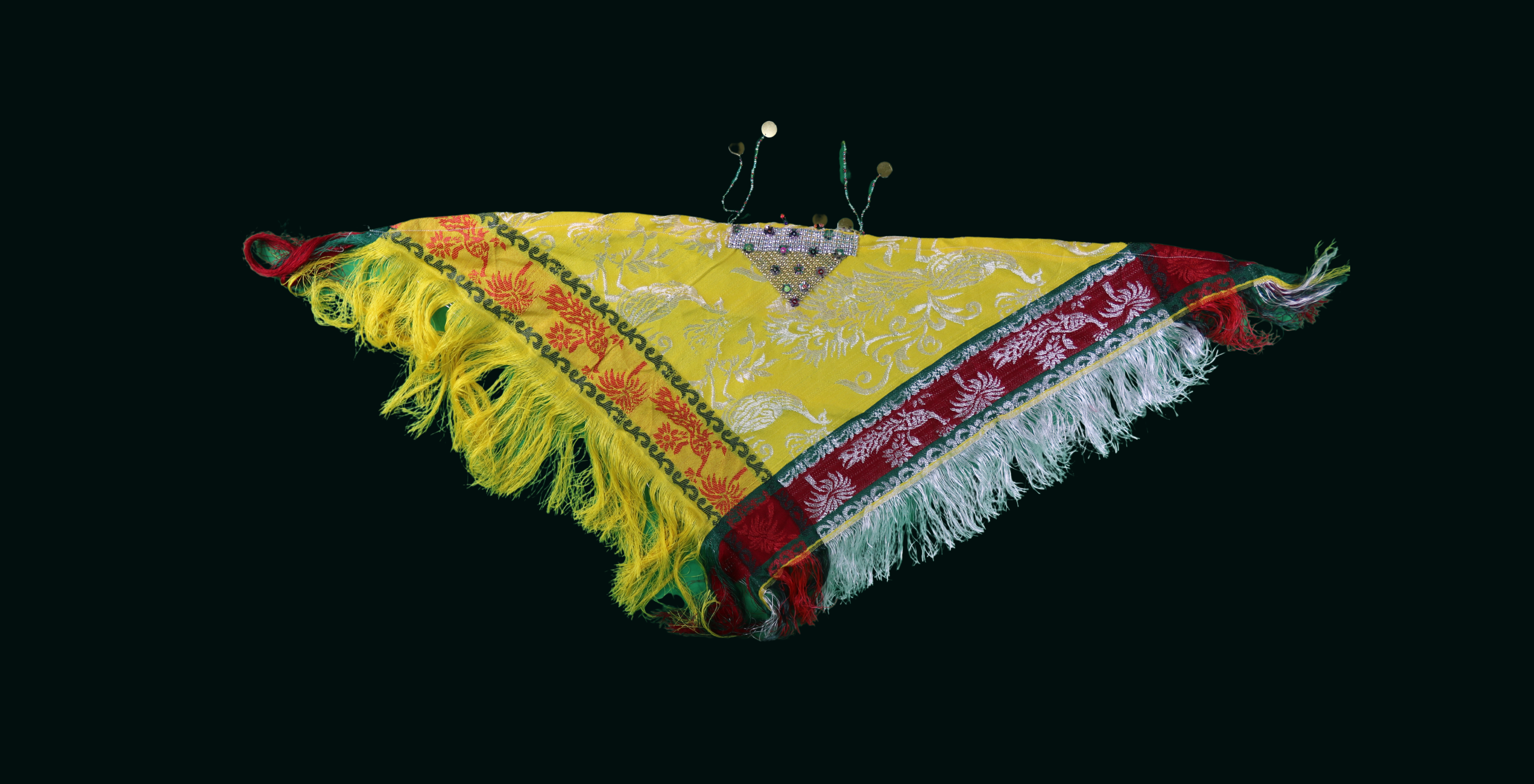 Mendil de Tête Jaune Brodé – Style Traditionnel avec Pièces