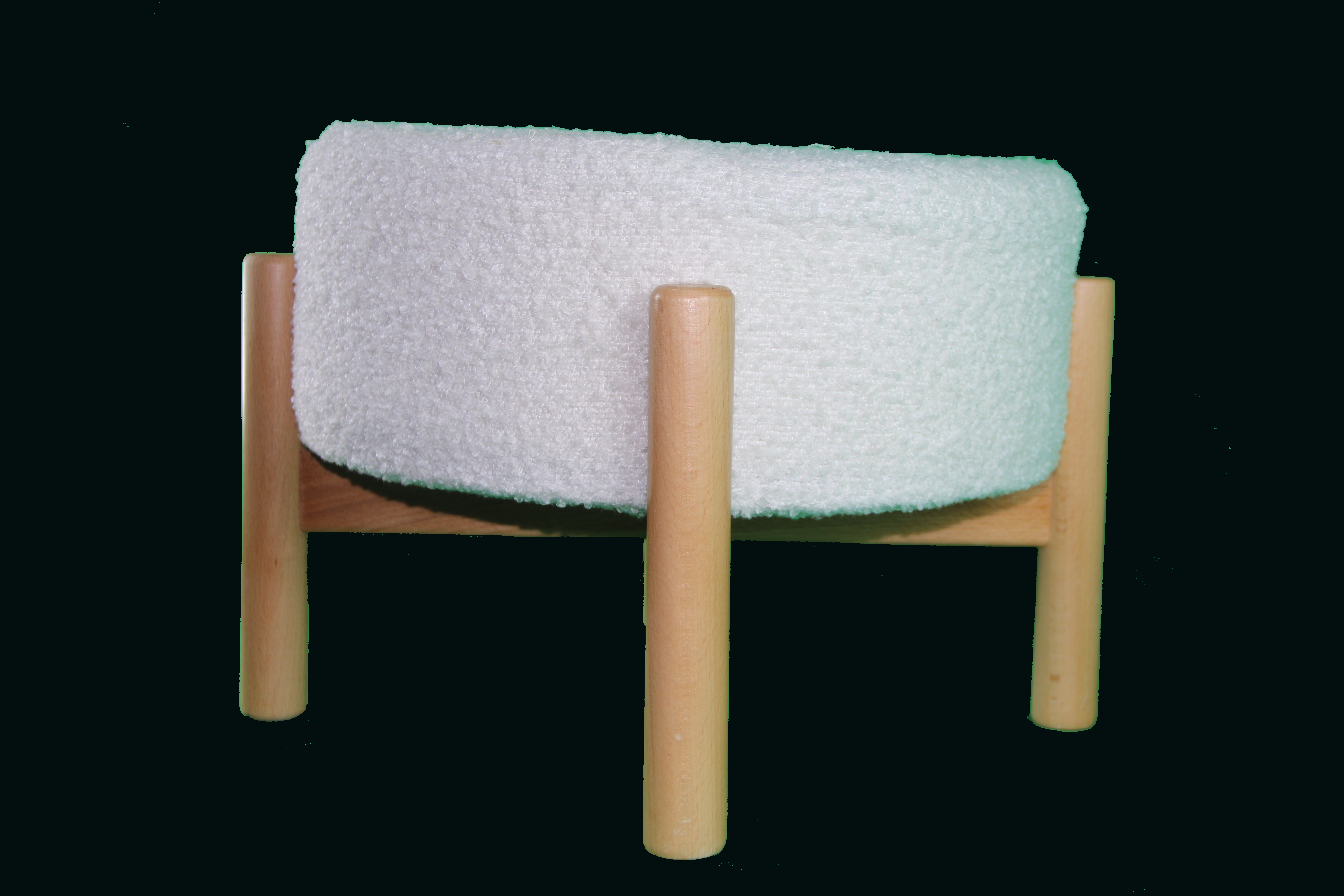 Tabouret moderne à pieds cylindriques clairs