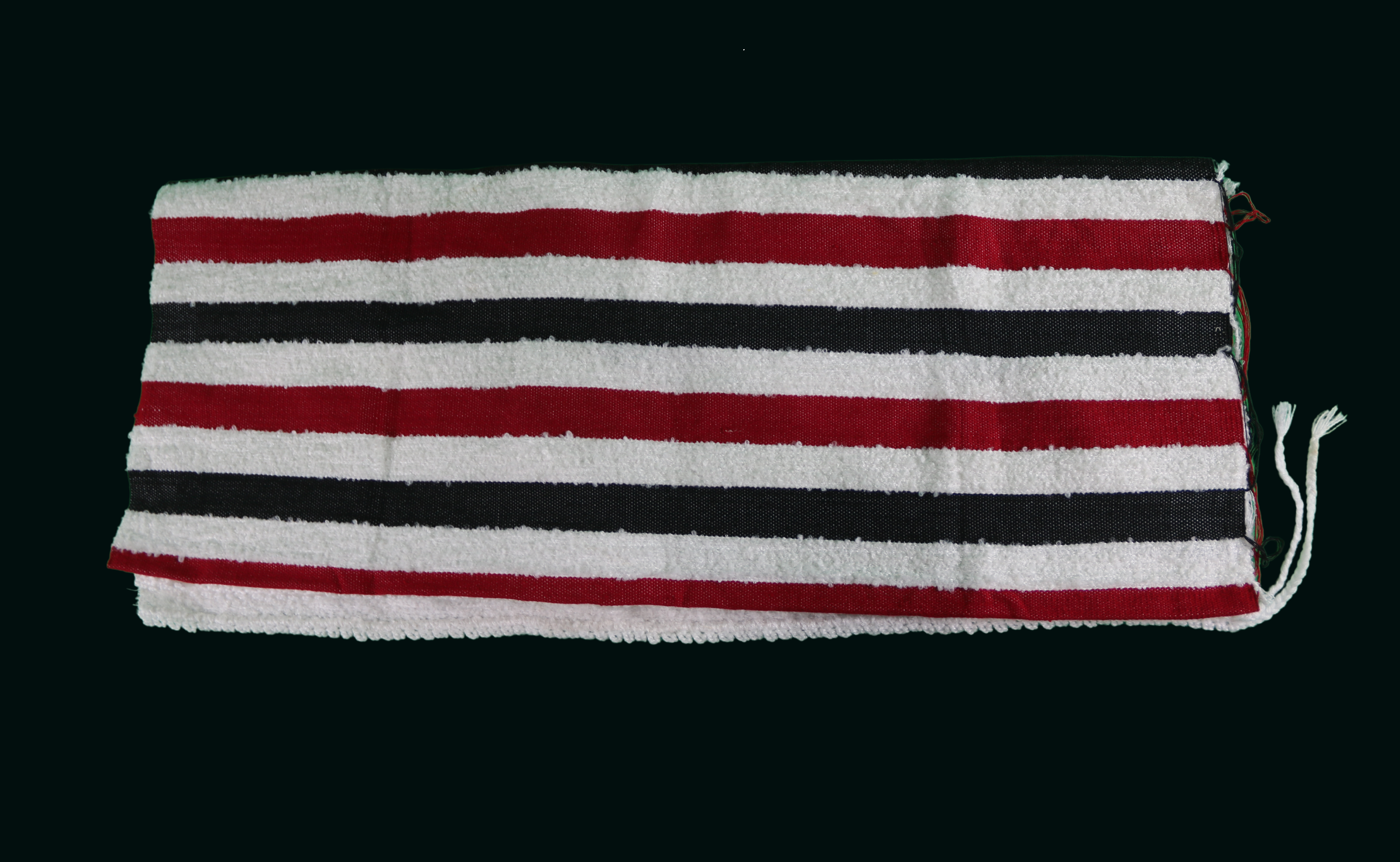 Mendil à Rayures Noires, Rouges et Blanches