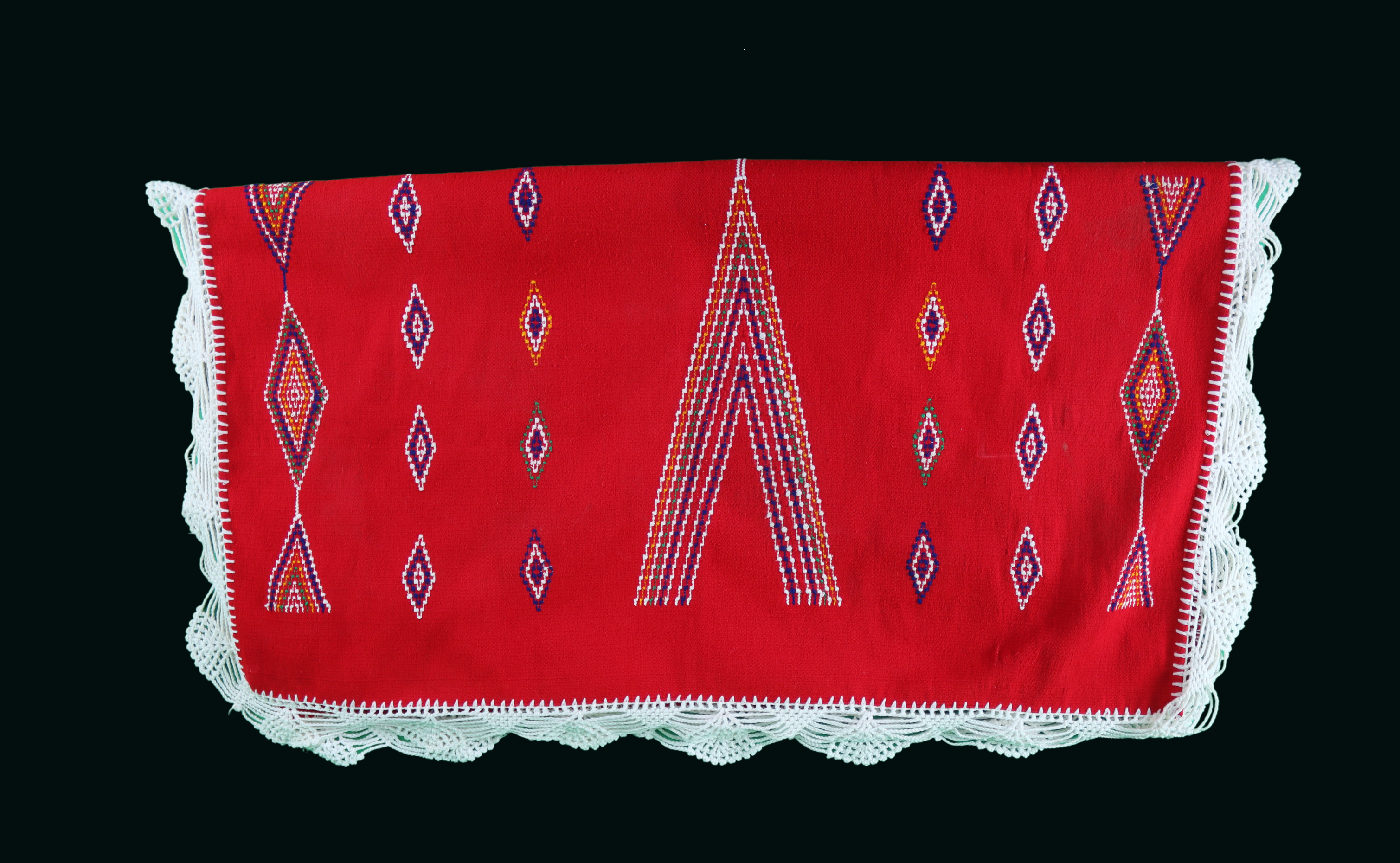 Mendil Rouge Brodé de Motifs Berbères avec Dentelle Blanche