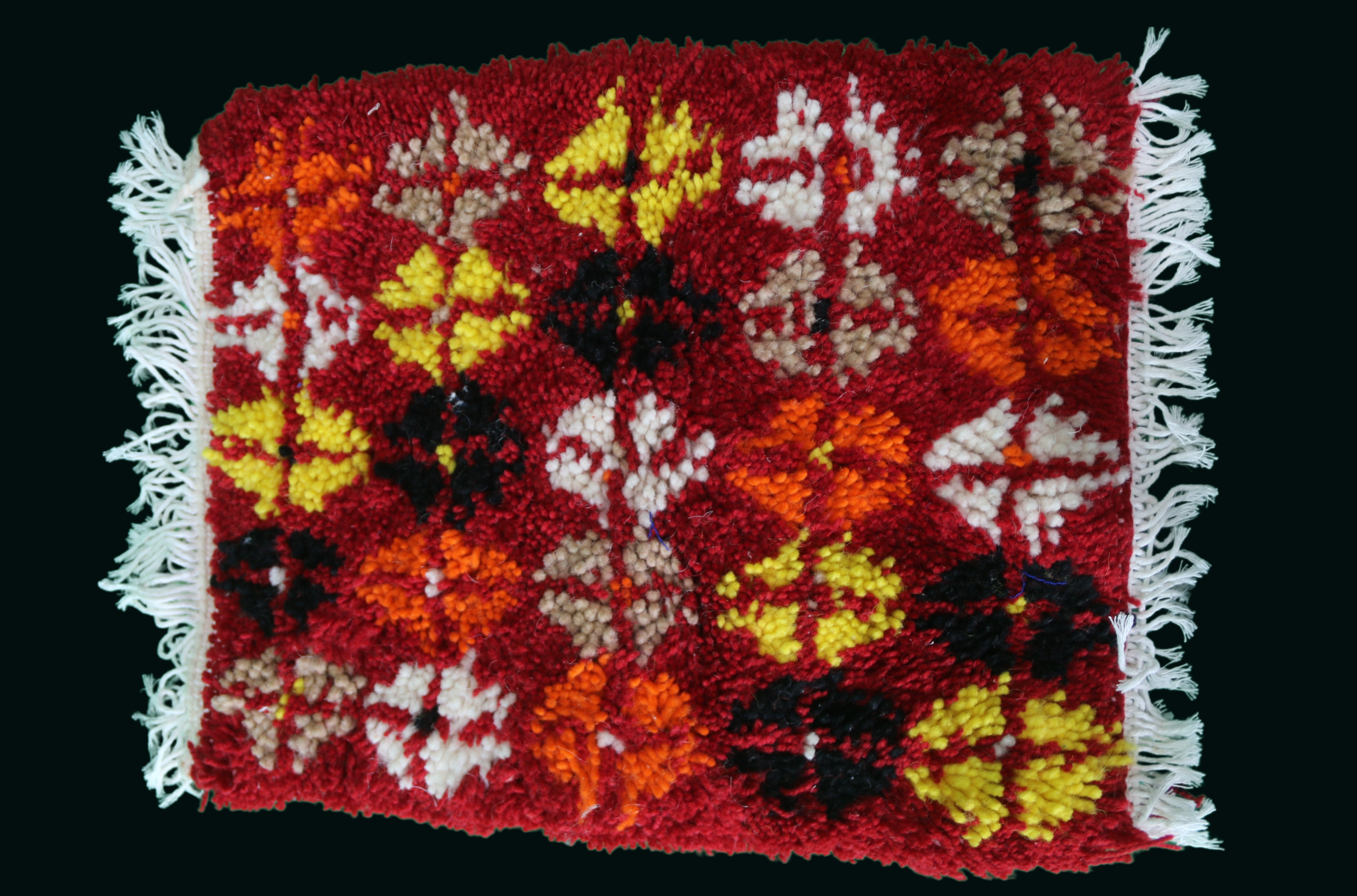 Mini tapis rouge multicolore à motifs berbères fleuris