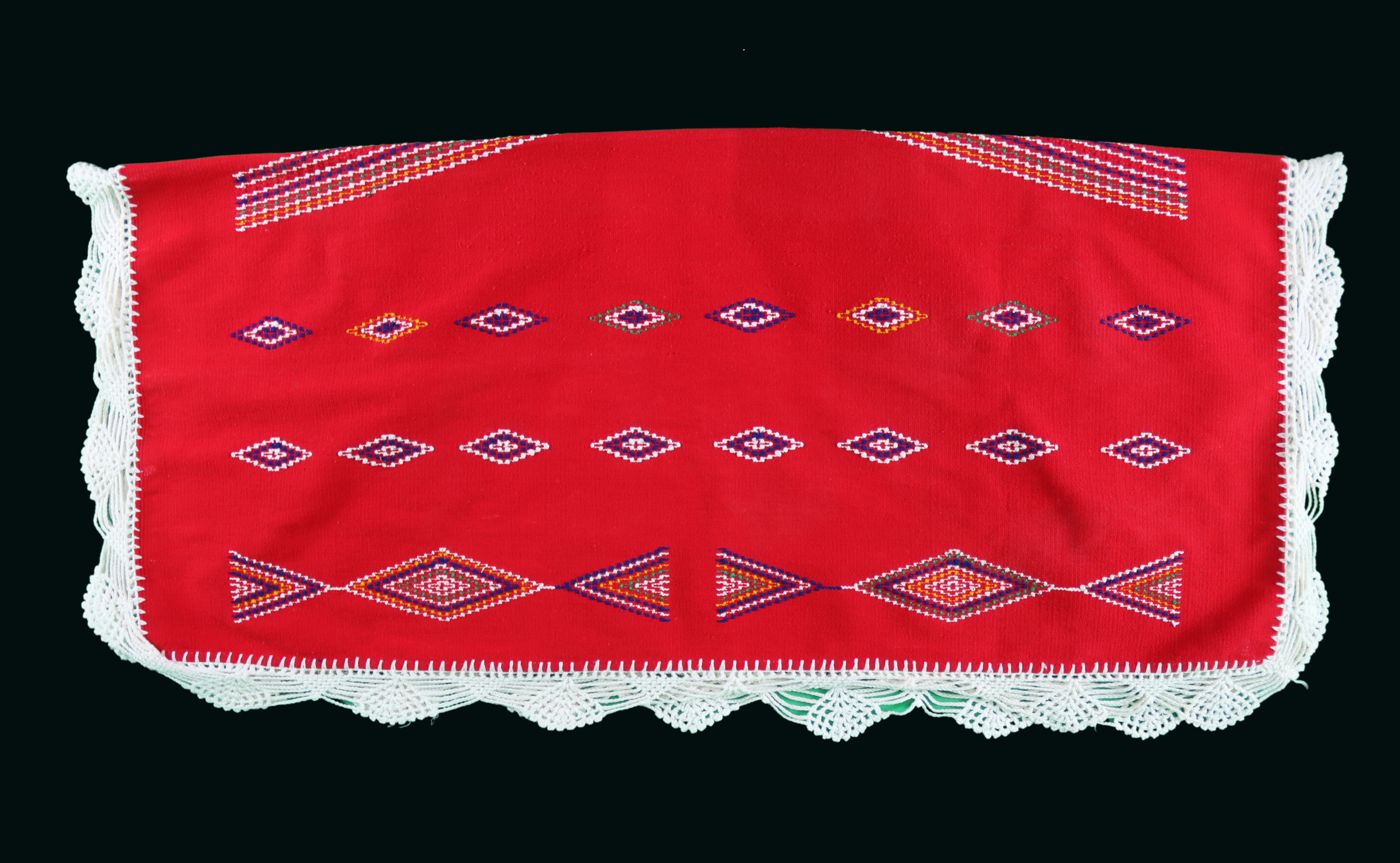 Mendil Rouge Brodé de Motifs Berbères avec Dentelle Blanche